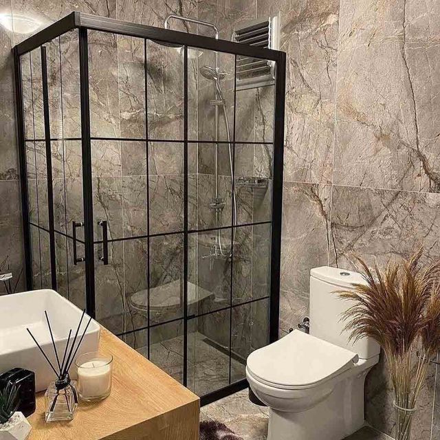 Un baño con inodoro, lavabo y ducha.