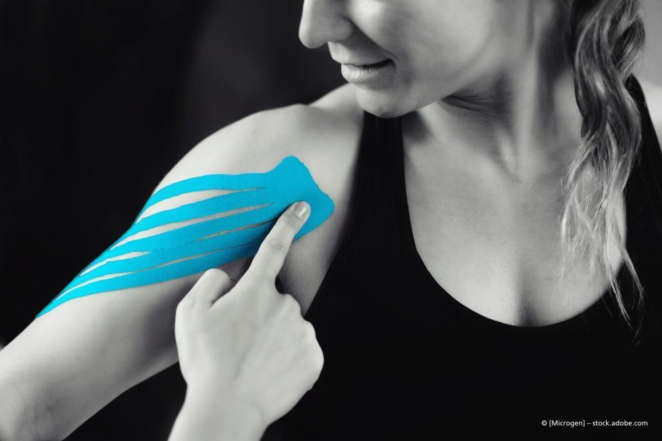 Praxis für Physiotherapie Jörg Engelhardt, Oberkörper einer Frau mit Hand, die auf Arm deutet, der grafisch blau hervorgehoben ist