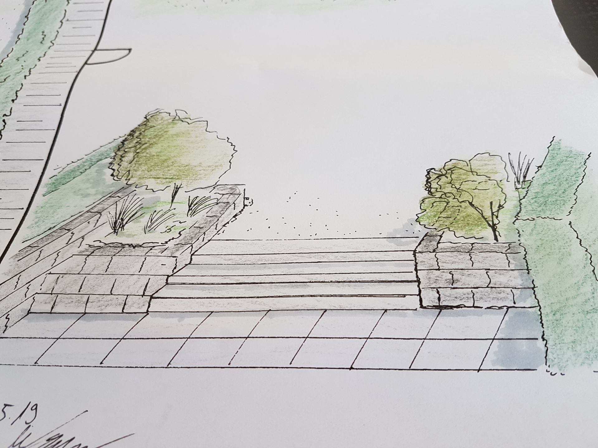 Illustration einer Steintreppe, die zu einer ebenen Fläche hinaufführt, mit Bepflanzungen zu beiden Seiten und entlang der Oberseite der Treppe.