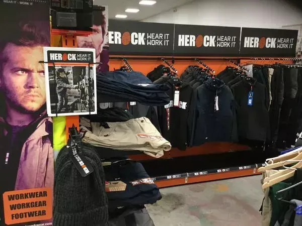 Eine Ausstellung von Arbeitskleidung und Schuhen in einem Geschäft