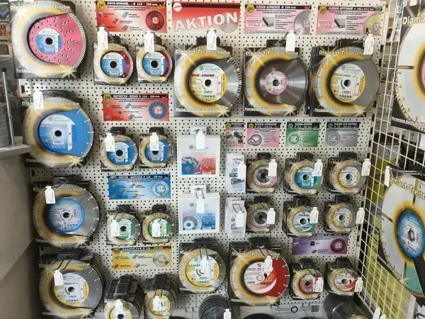 Eine Ausstellung verschiedener Arten von Trennscheiben in einem Geschäft