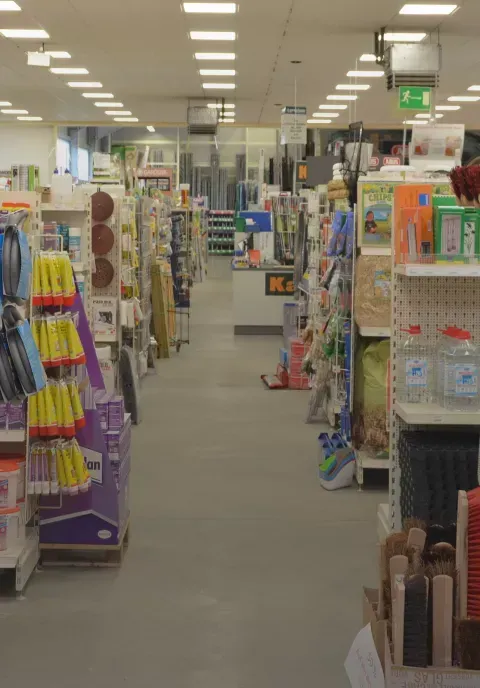 Ein Ladengang mit einem Schild mit der Aufschrift „kc“ darauf