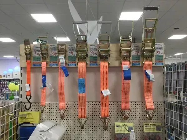 Ein Bündel Riemen hängen an einer Wand in einem Geschäft