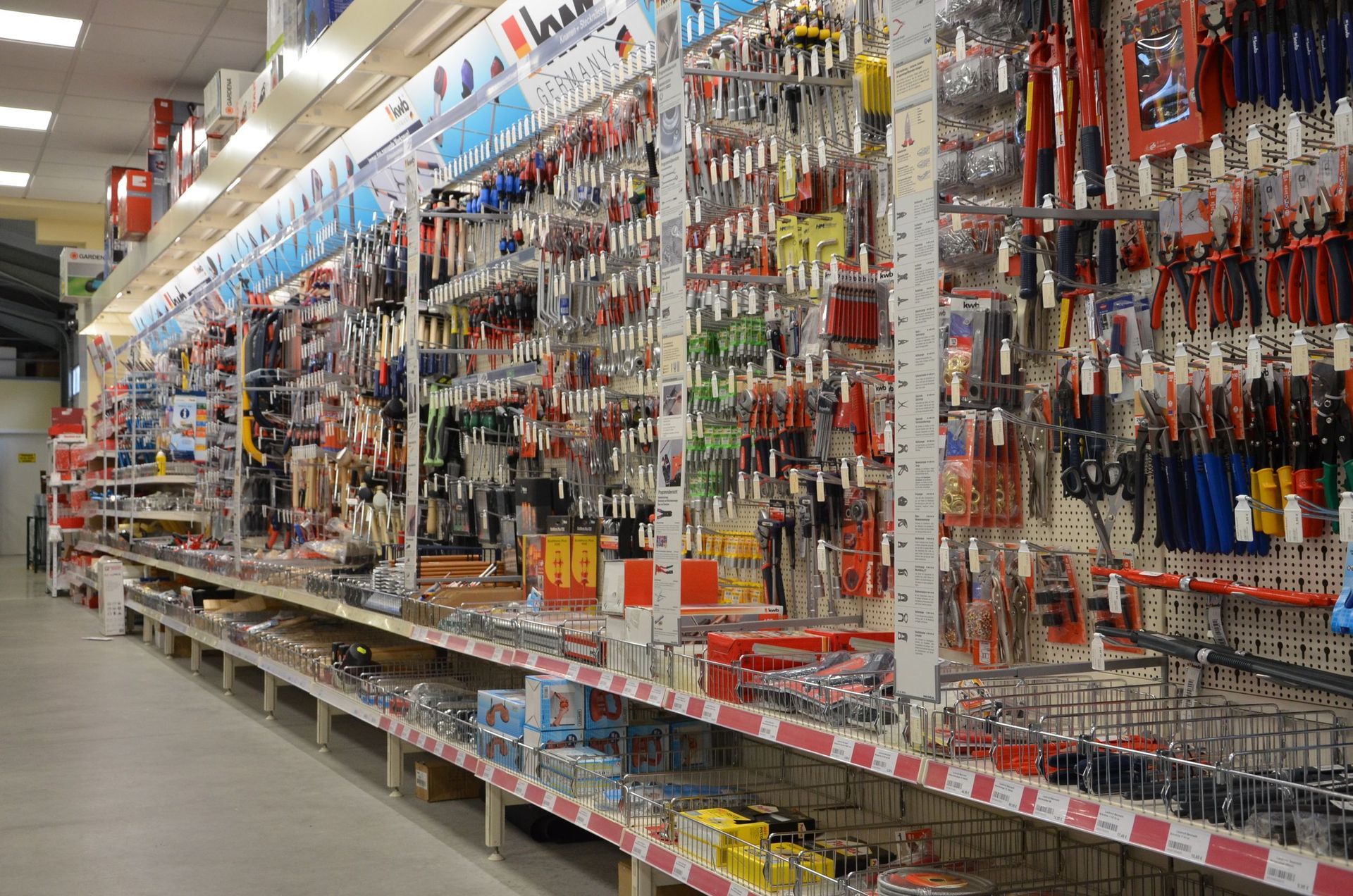 Eine Reihe von Regalen in einem Baumarkt voller Werkzeuge.