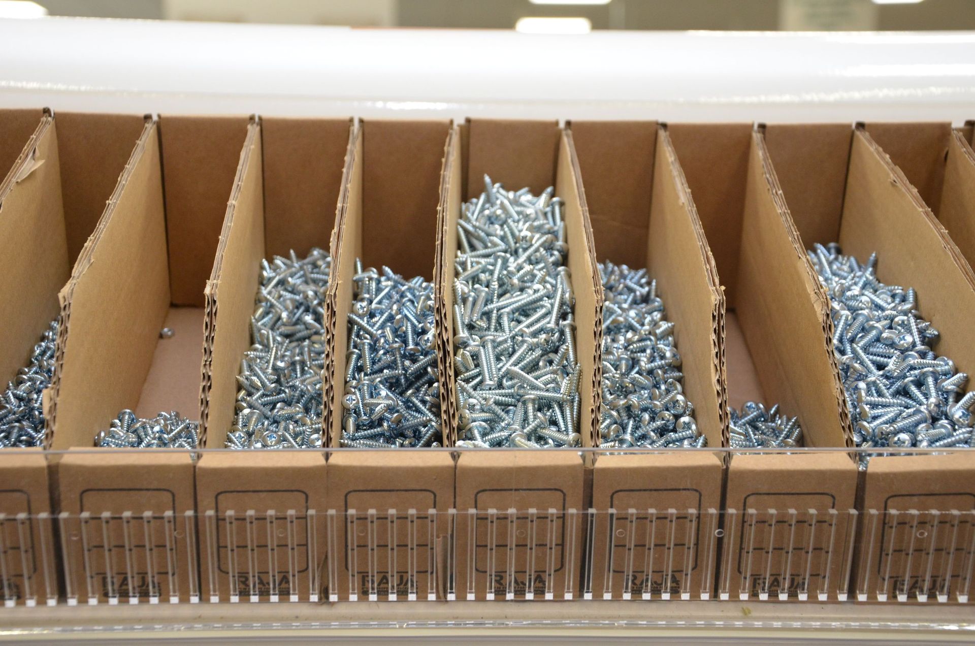 Ein Karton voller Schrauben und Muttern