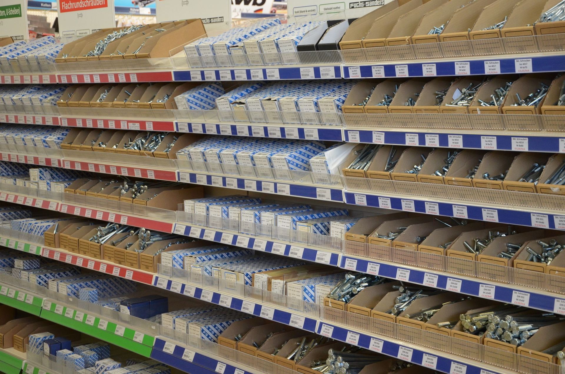 Ein Ladenregal voller Schrauben und Muttern