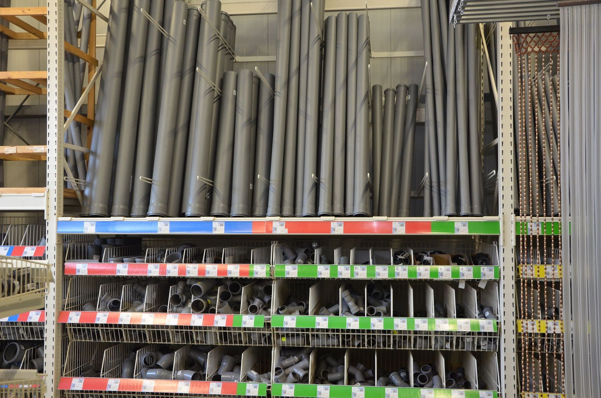 Ein Bündel Rohre sind auf Regalen in einem Lager gestapelt