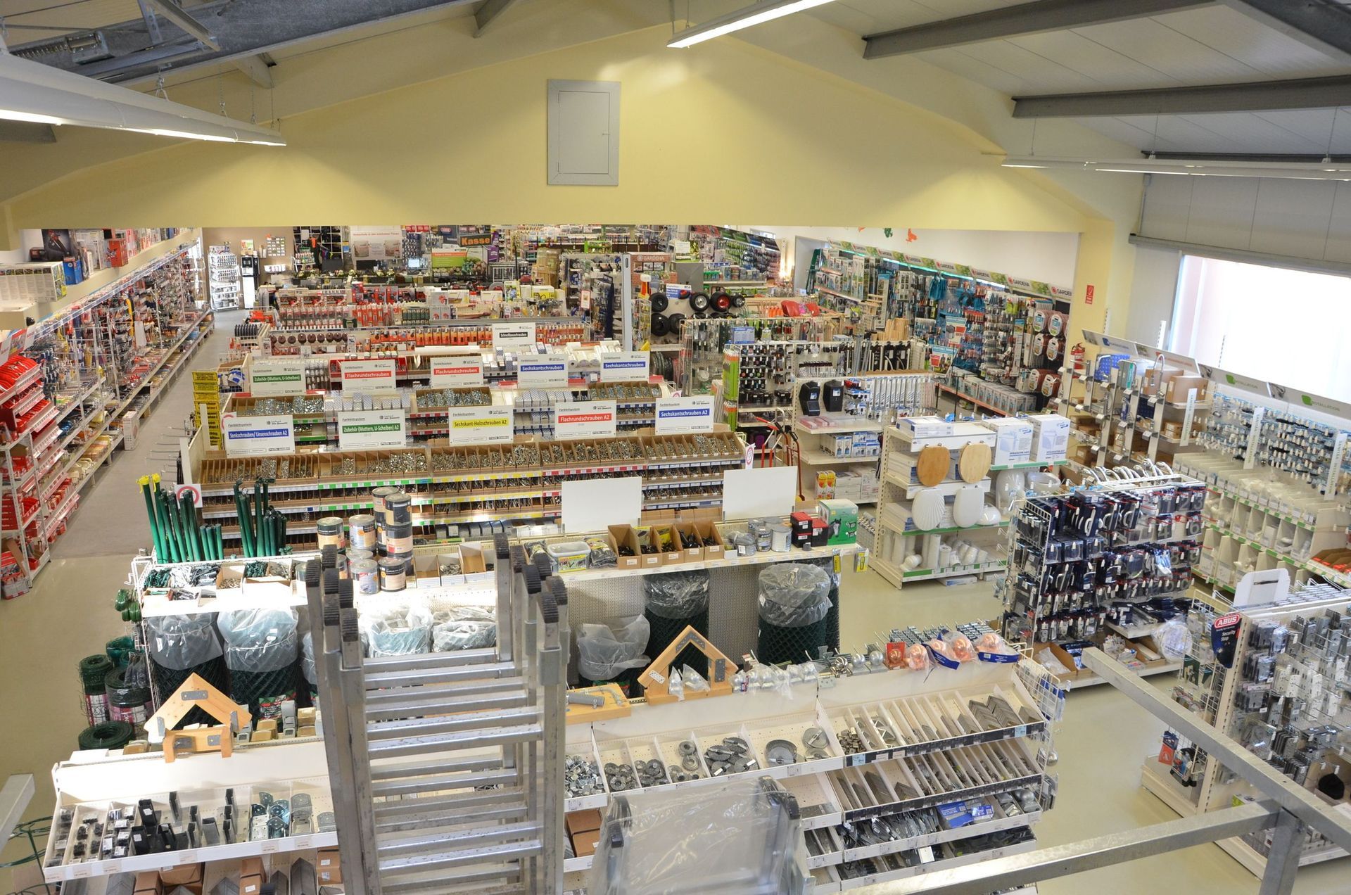 Eine Luftaufnahme eines Baumarkts mit einer Leiter in der Mitte.