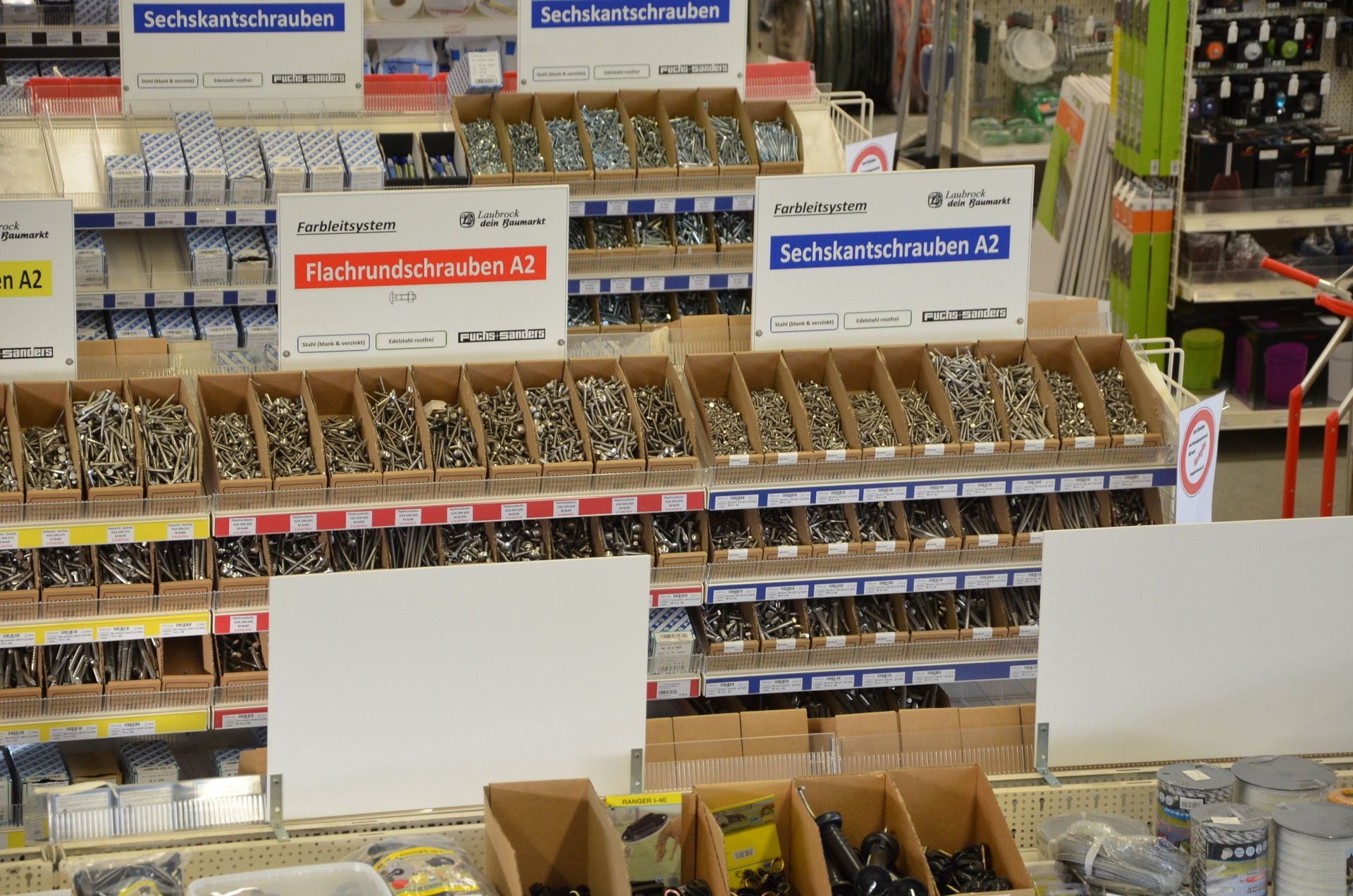 Eine Anzeige von Schrauben und Muttern in einem Baumarkt