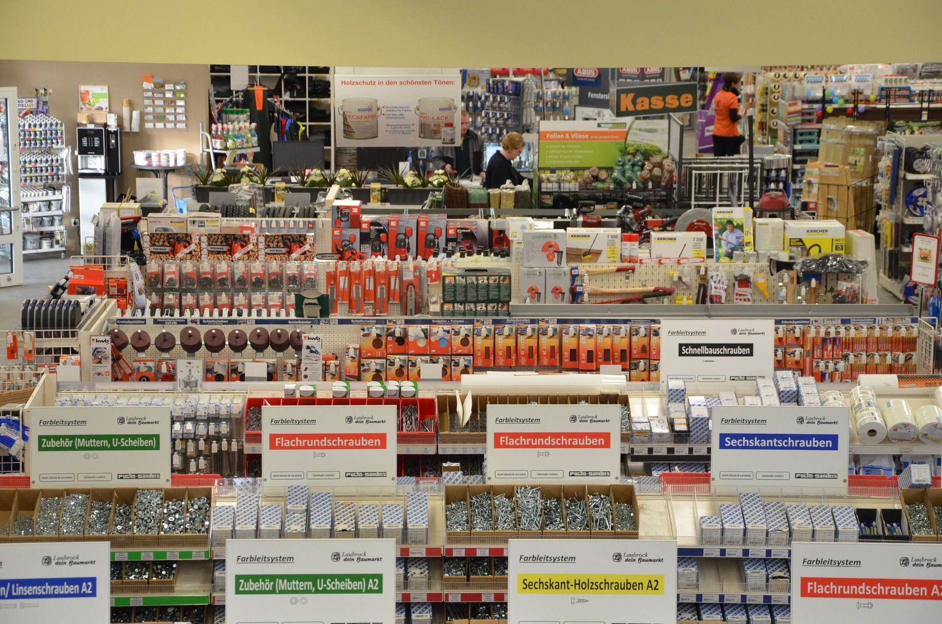 Ein Schaufenster mit einem Schild mit der Aufschrift „Kasse“ darauf