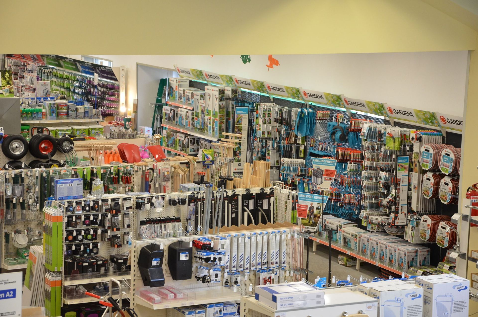 Ein Baumarkt voller Werkzeuge und Kisten.