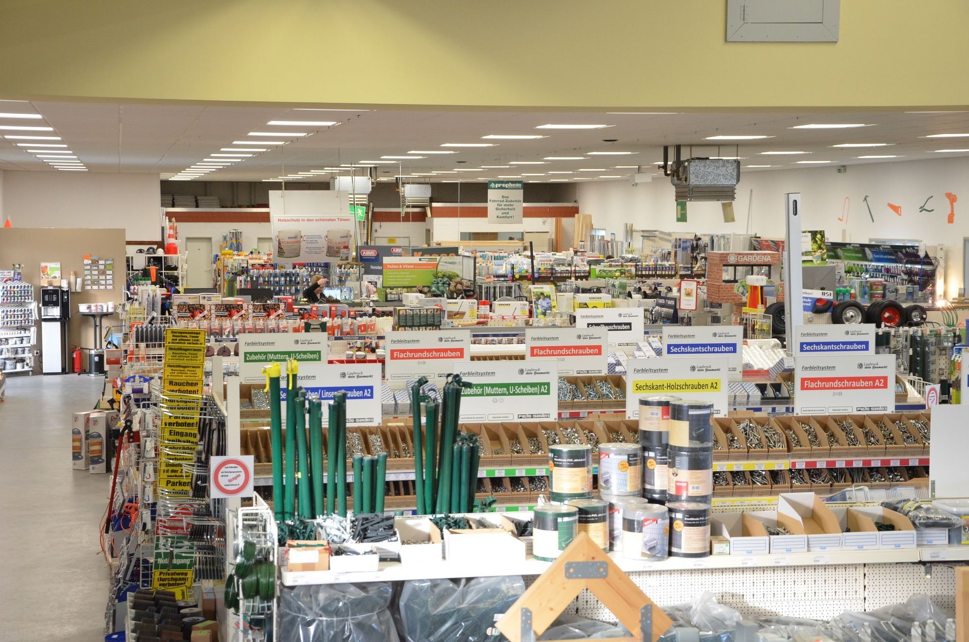 Das Innere eines Baumarktes mit vielen Produkten gefüllt