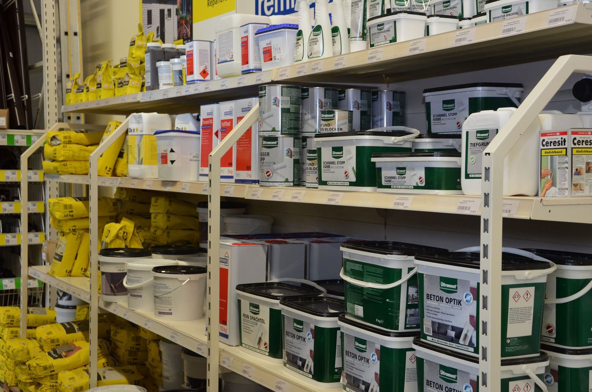 Ein Lagerhaus voller Regale voller Eimer und Flaschen mit Farbe.