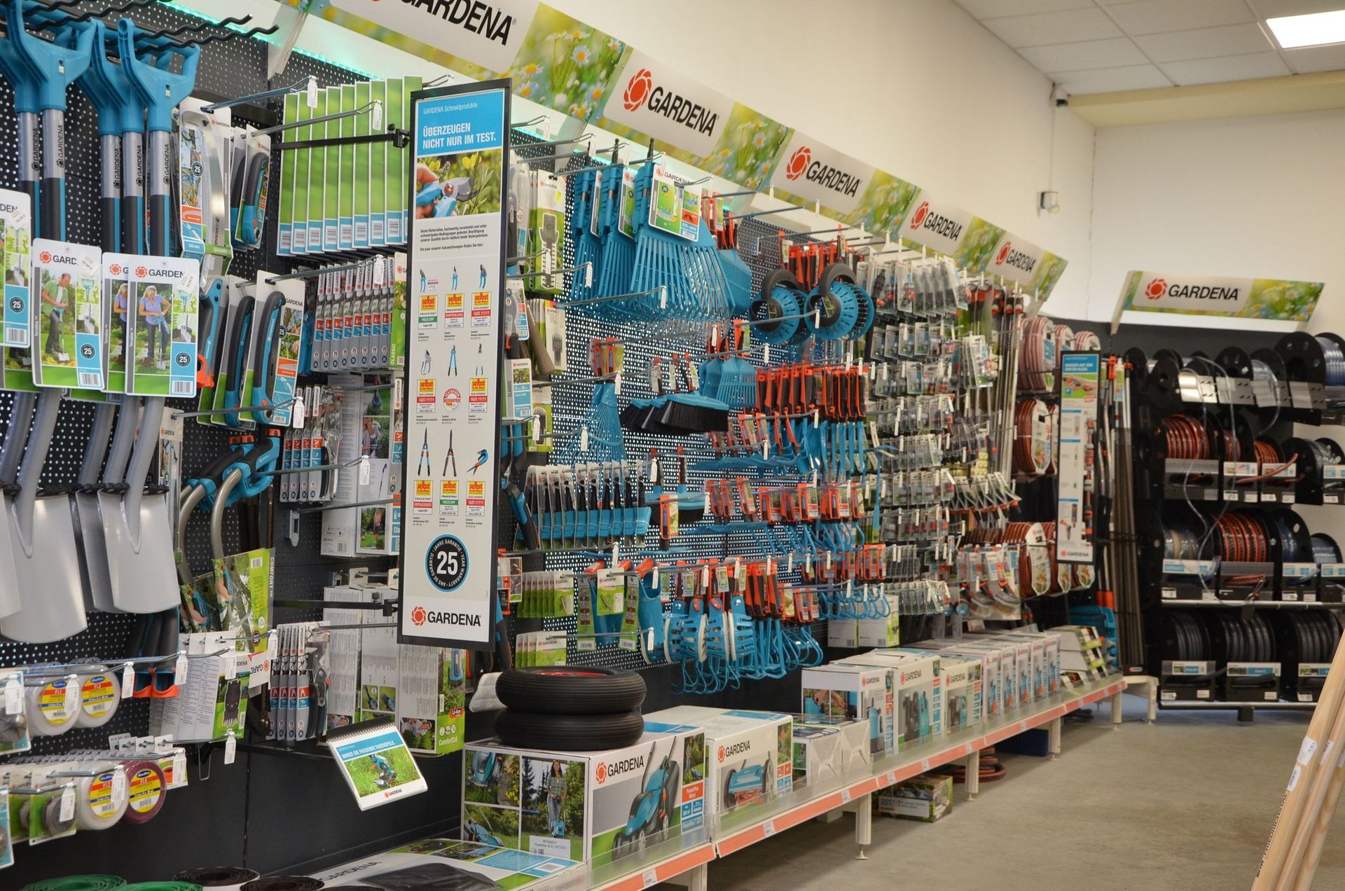 Ein Geschäft voller Gartengeräte und -bedarf.