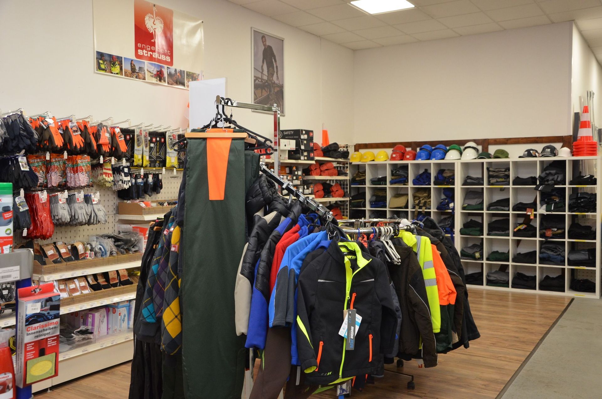 Ein Laden voller Kleider, die auf Kleiderständern hängen.