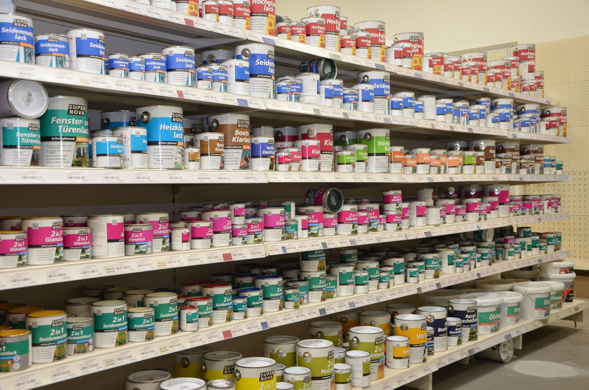 Ein Ladenregal voller Farbeimer.