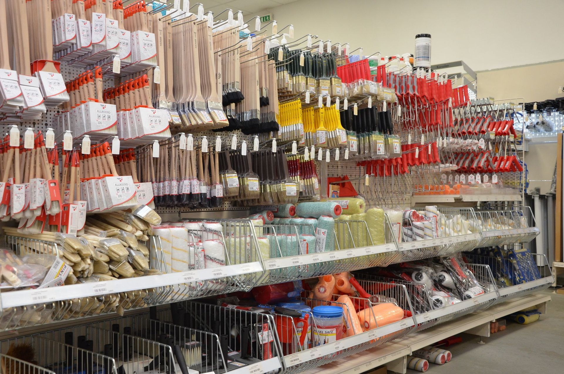 Ein Ladenregal voller Werkzeuge und Bürsten.