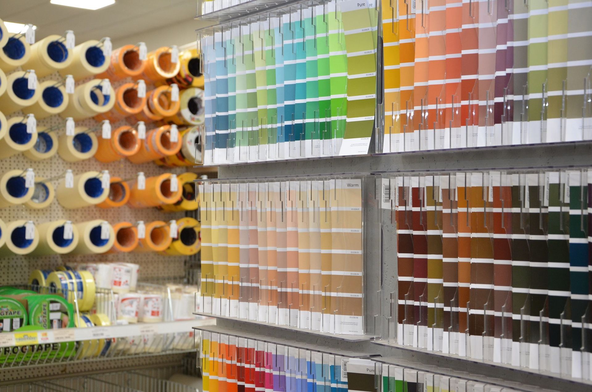 Ein Ladenregal voller Farben in vielen verschiedenen Farben.