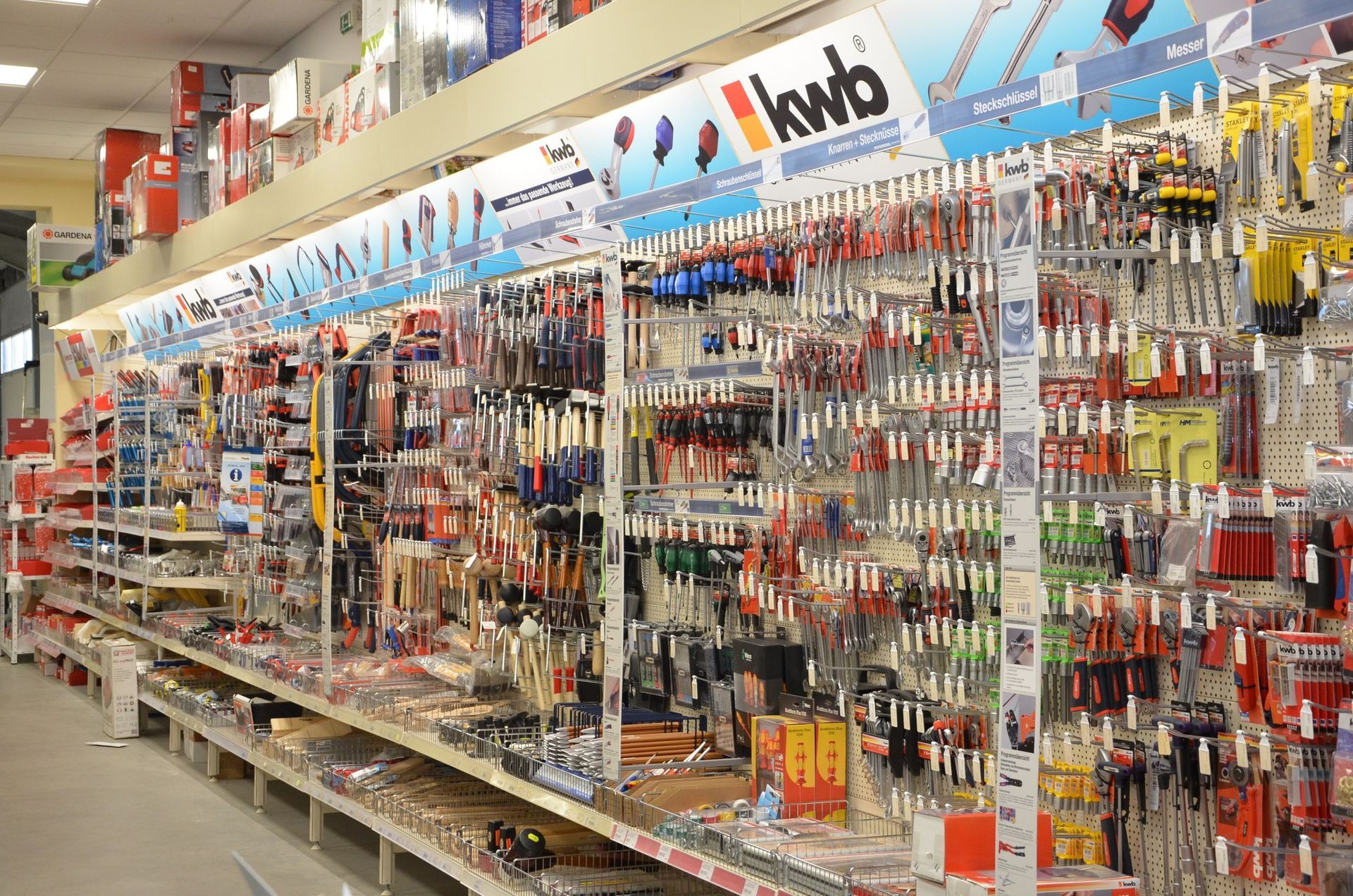 Ein Laden voller Werkzeuge und einem Schild mit der Aufschrift „kwb“