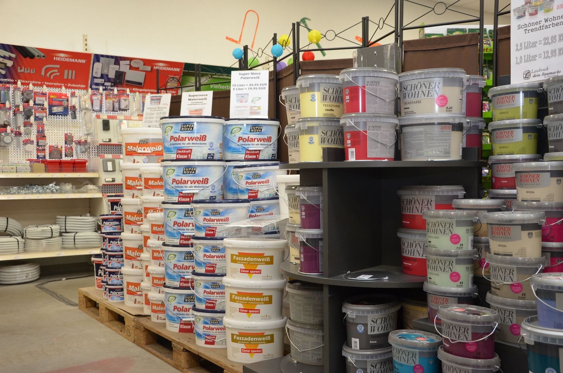 Farbeimer sind in den Regalen eines Ladens gestapelt