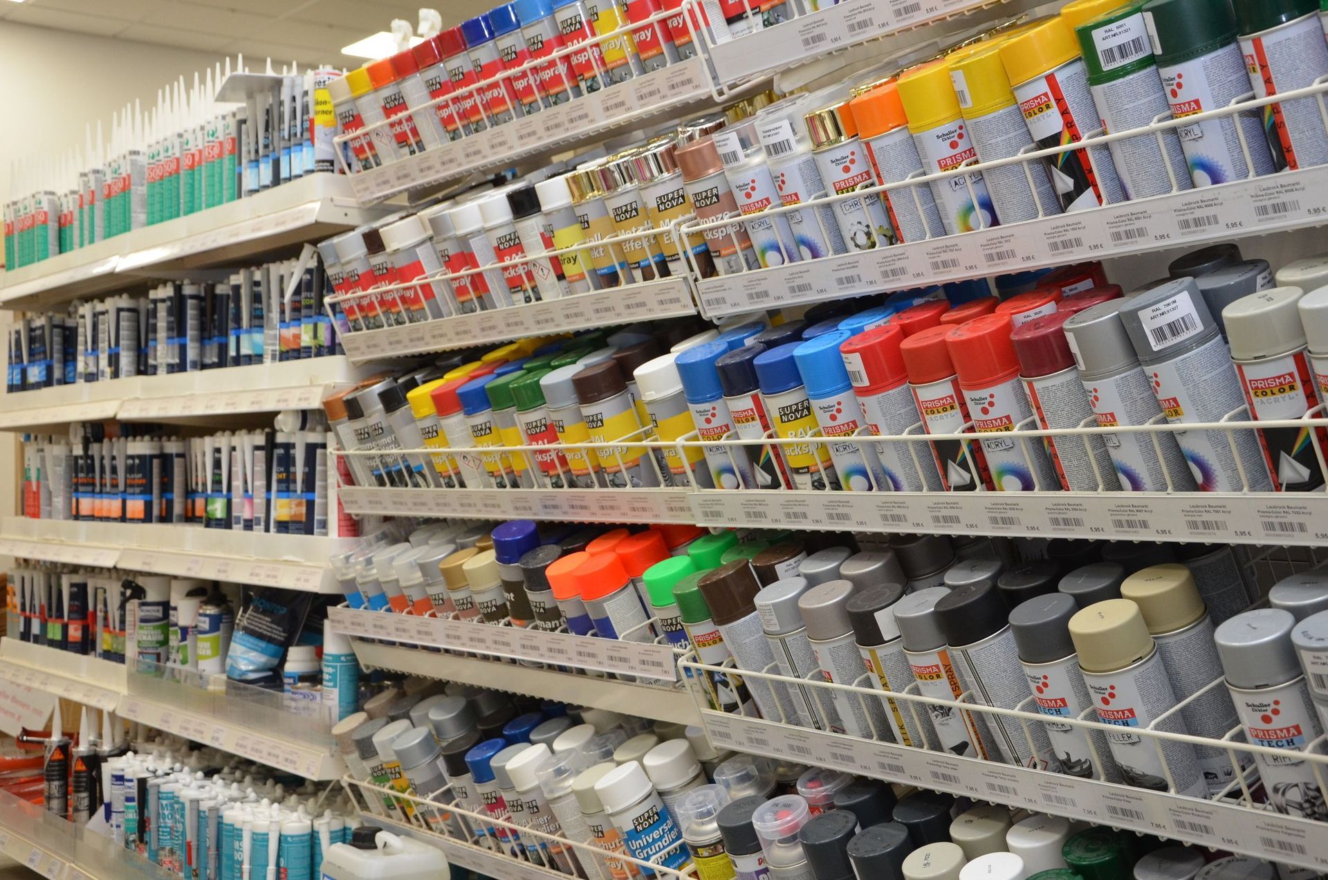 Ein Regal in einem Geschäft voller Sprühfarbe.