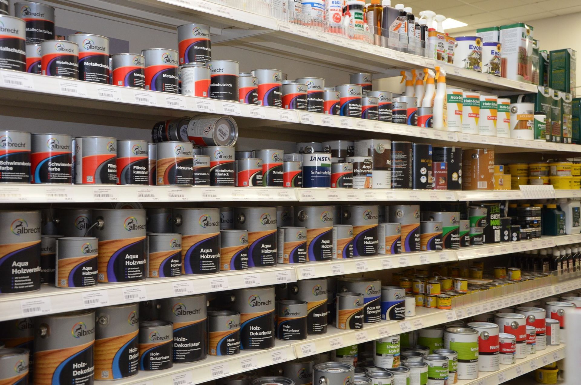 Ein Ladenregal voller Farbdosen
