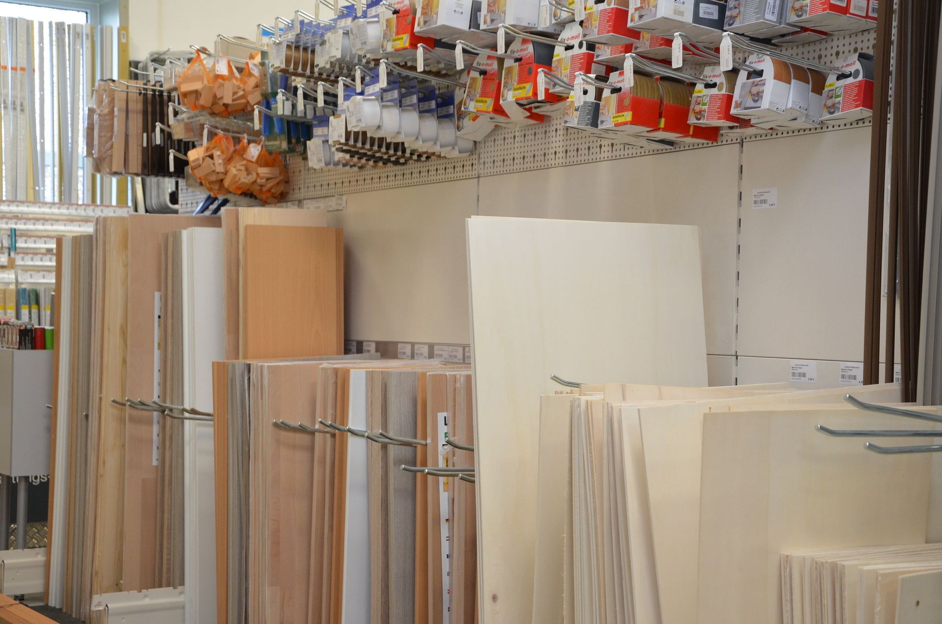 Ein Geschäft voller Holzarten.