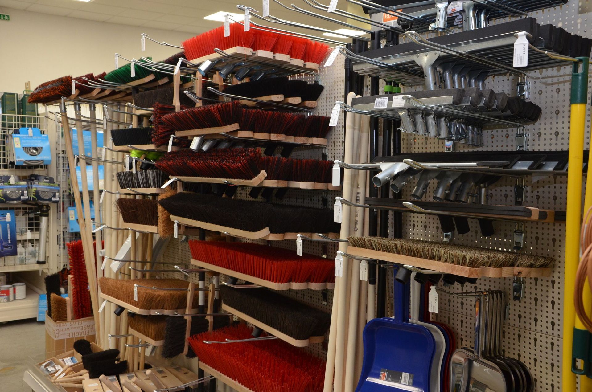 Ein Geschäft mit vielen Reinigungsmitteln, darunter Besen und Schaufeln