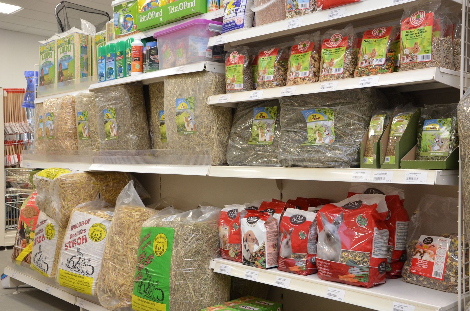 Ein Ladenregal voller Lebensmitteltüten.