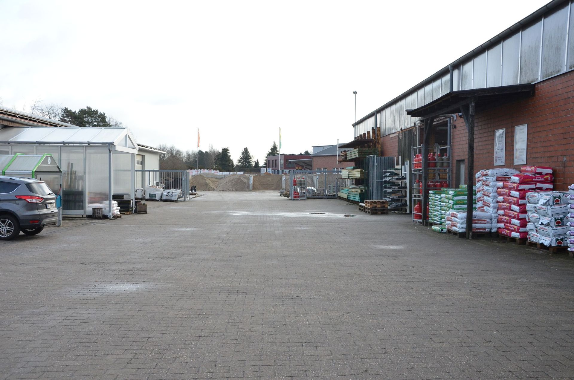 Auf einem Parkplatz vor einem Gebäude steht ein Auto.