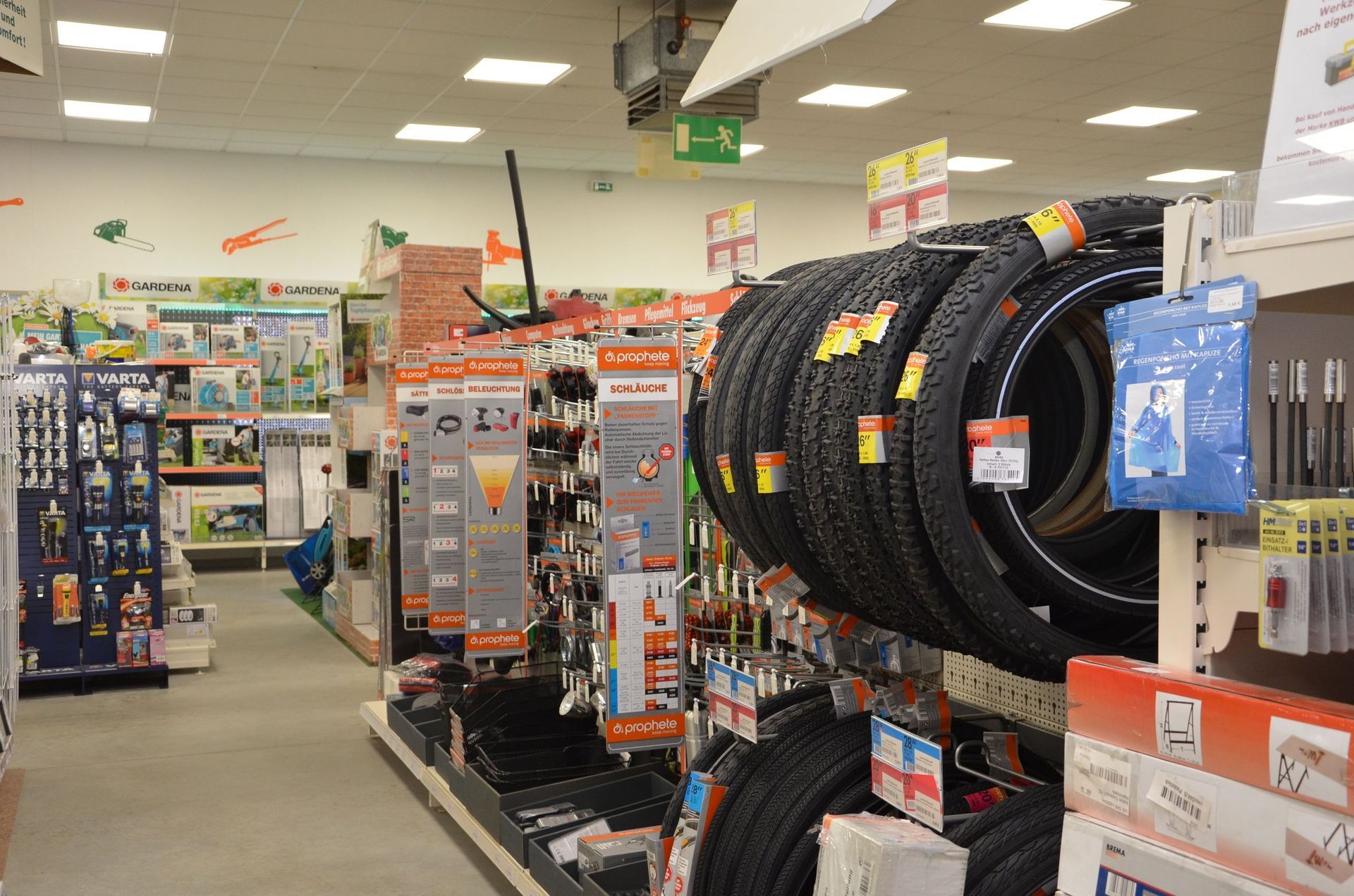 Ein Laden voller Reifen und anderer Artikel.