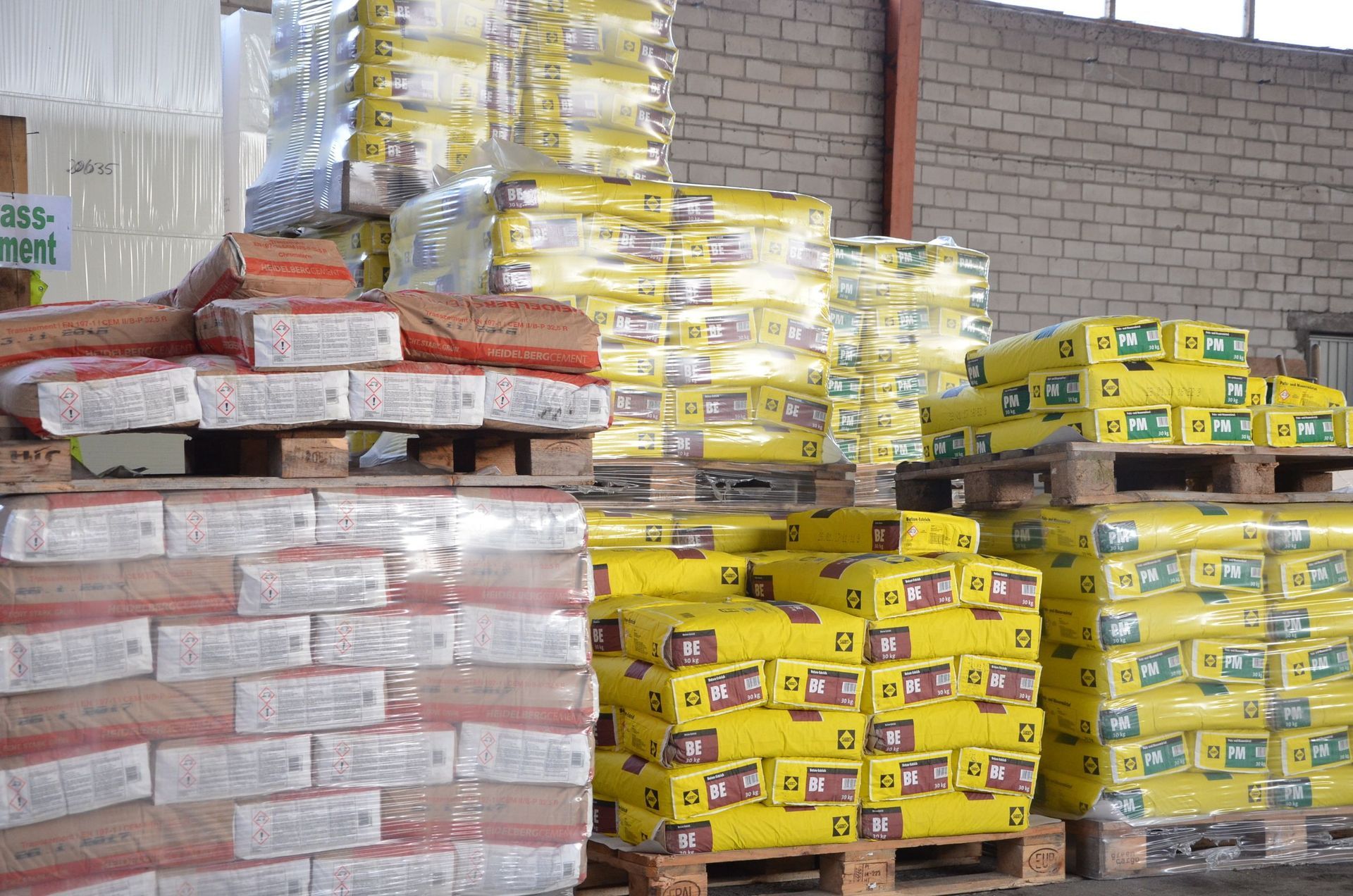 Ein Lager voller Säcke und Paletten