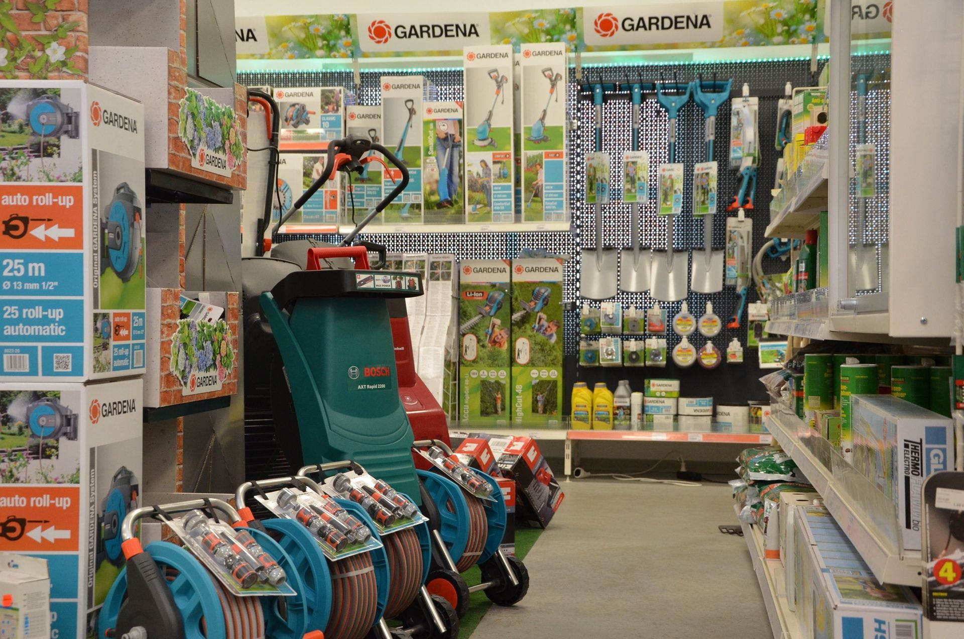 Ein Geschäft voller Gartengeräte und -bedarf.