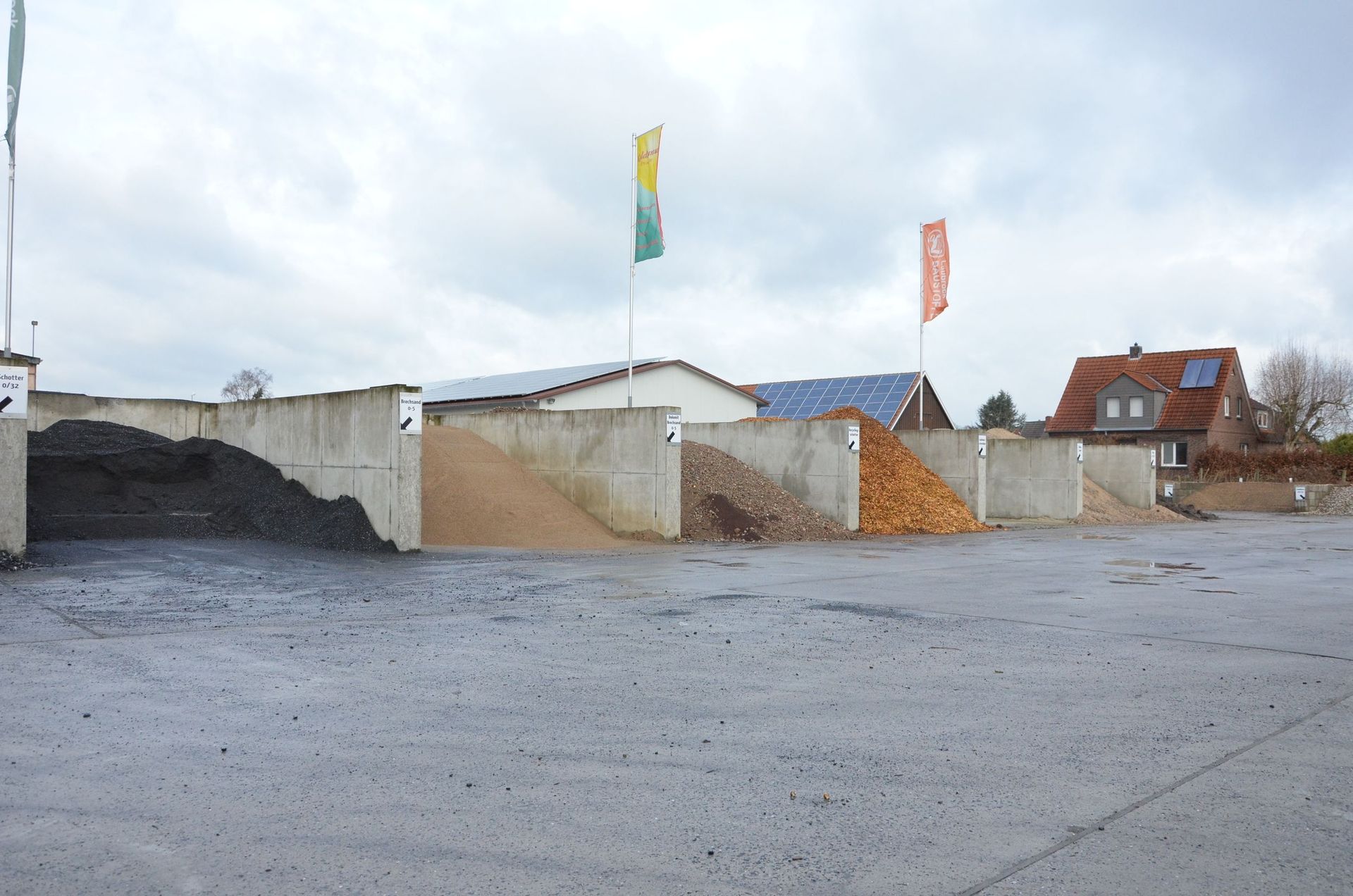 Auf einem Parkplatz sind mehrere Erdhaufen aufgereiht