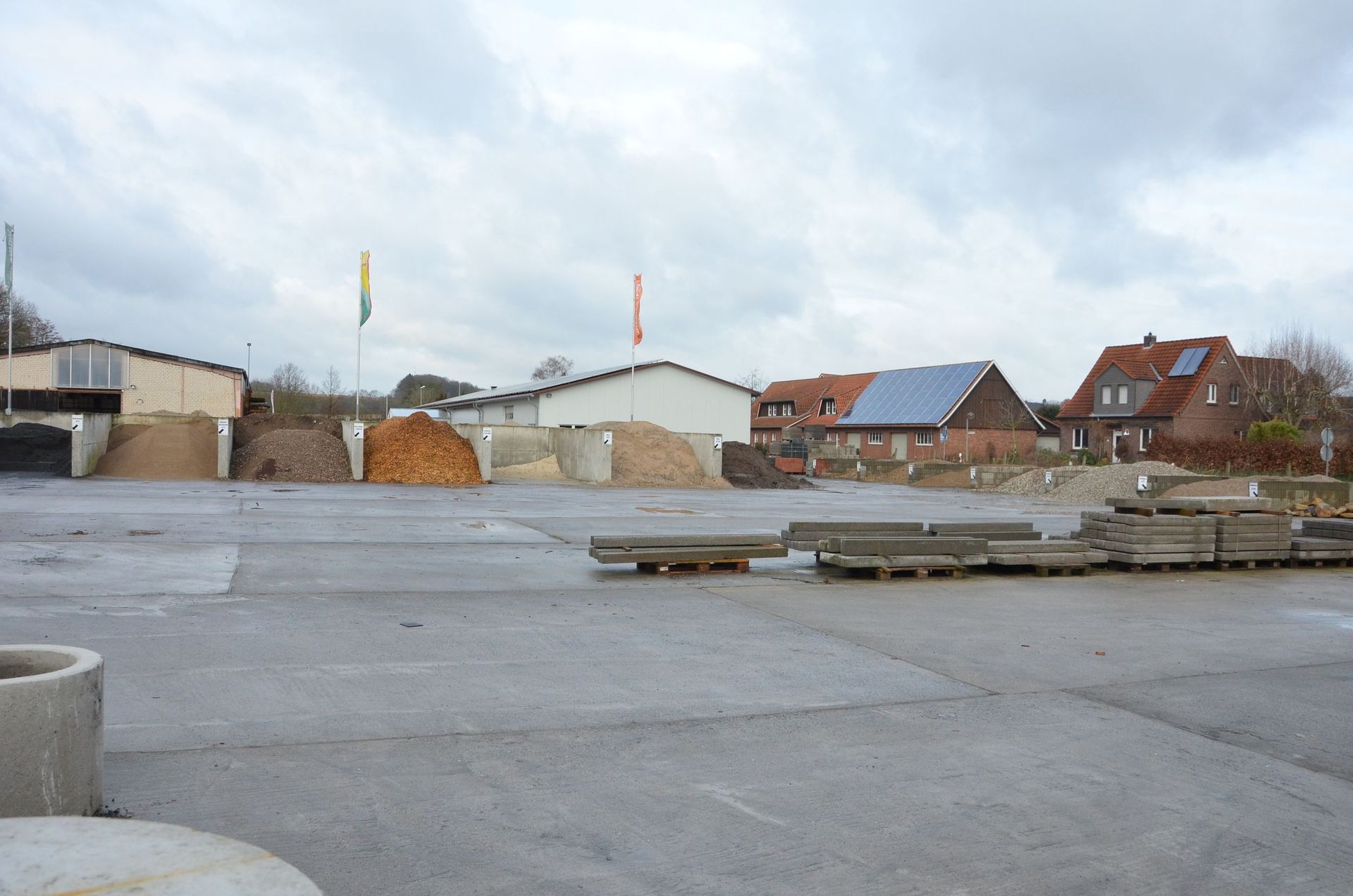 Ein großer leerer Parkplatz mit vielen Gebäuden im Hintergrund.