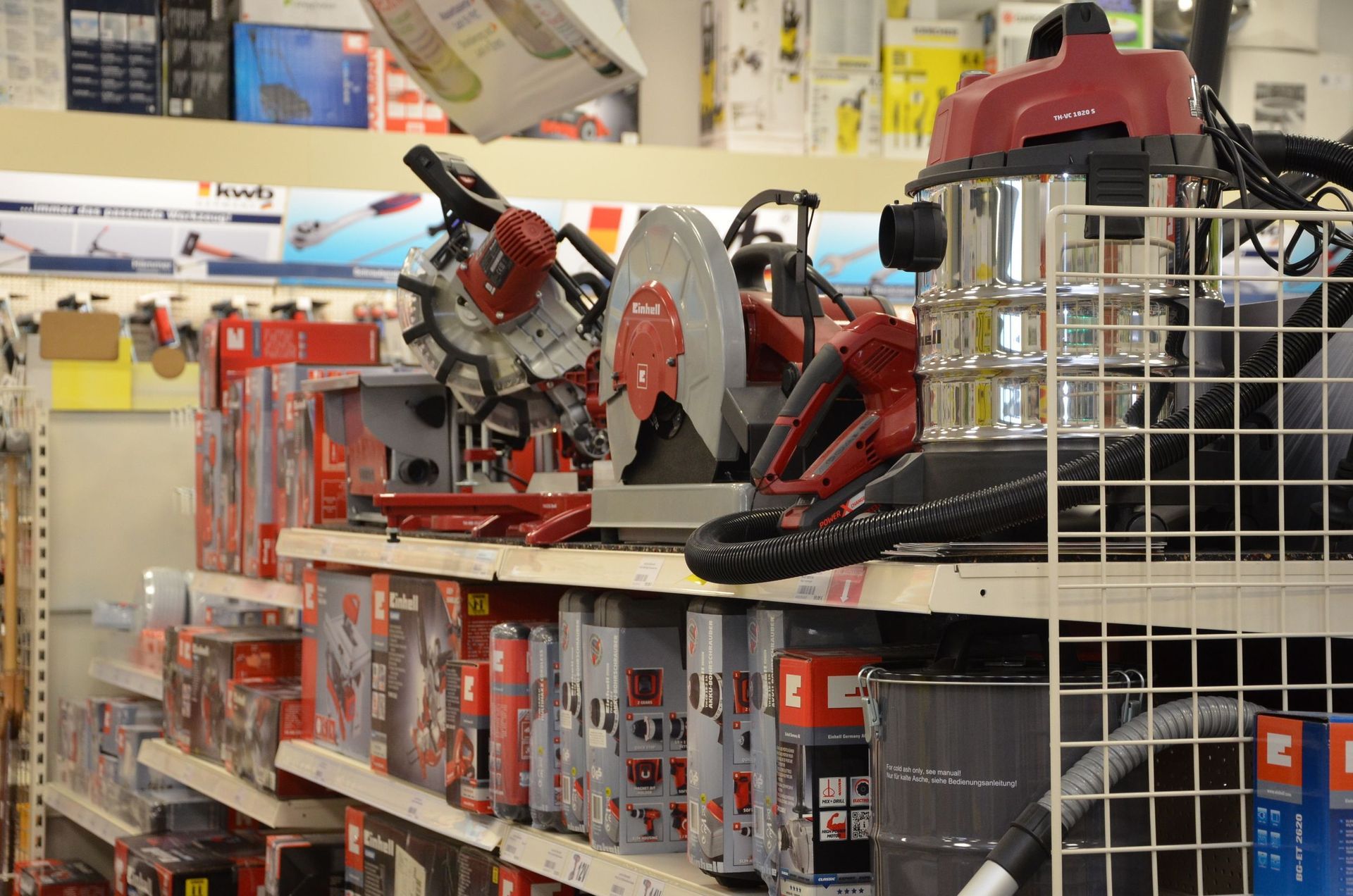 Ein Staubsauger steht auf einem Regal in einem Geschäft