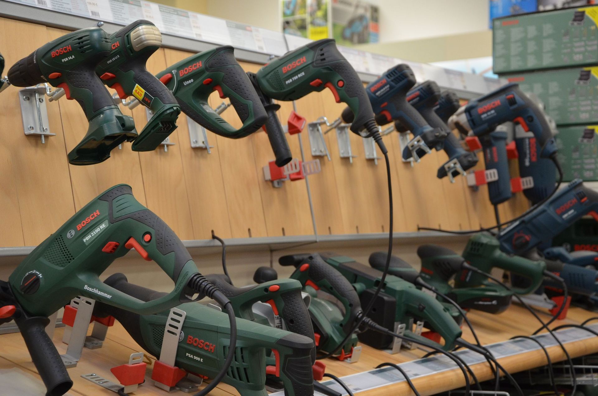 Ein Haufen Werkzeuge sind auf einem Regal in einem Geschäft aufgereiht