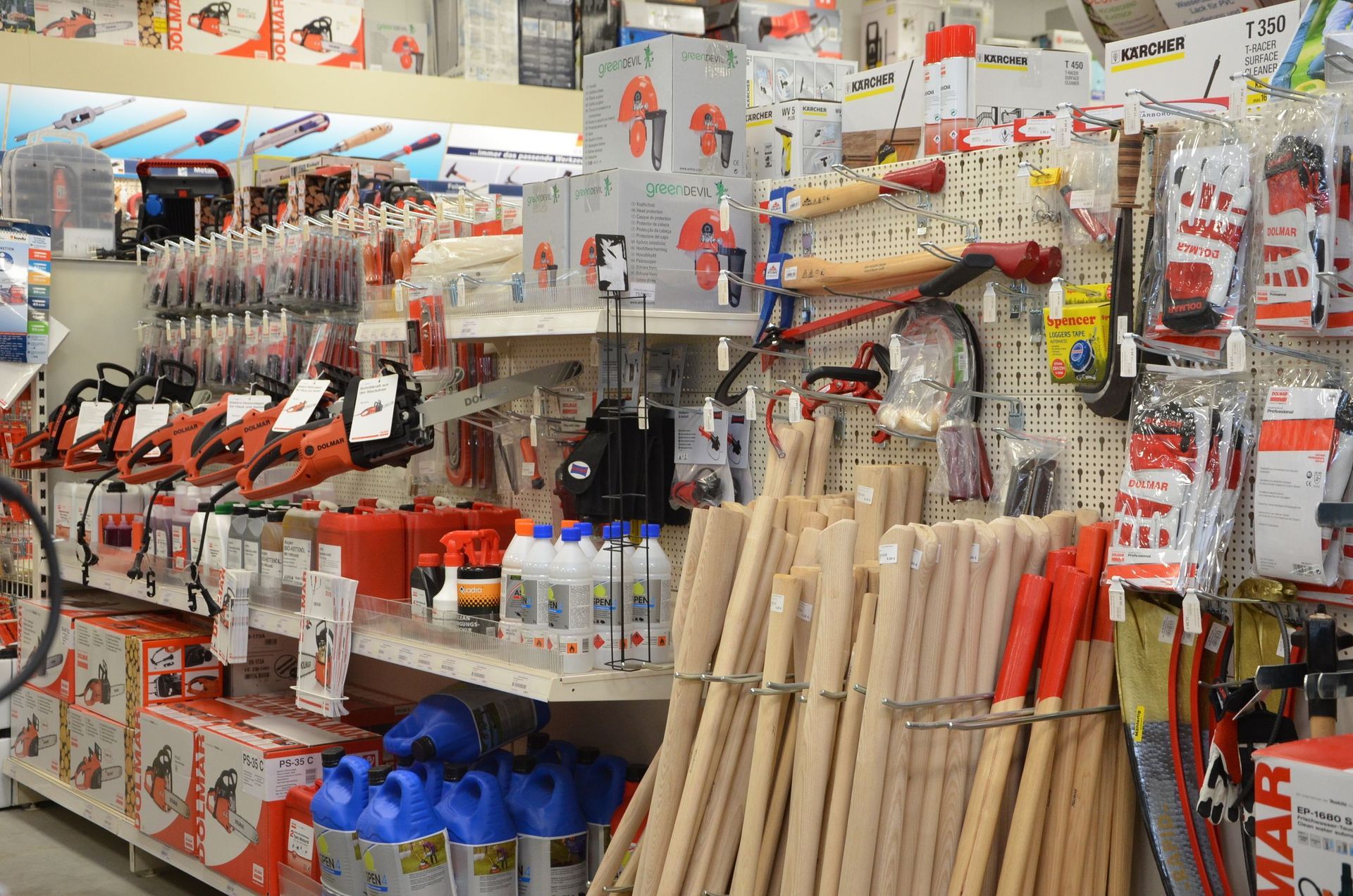 Ein Laden voller Werkzeuge und Zubehör.