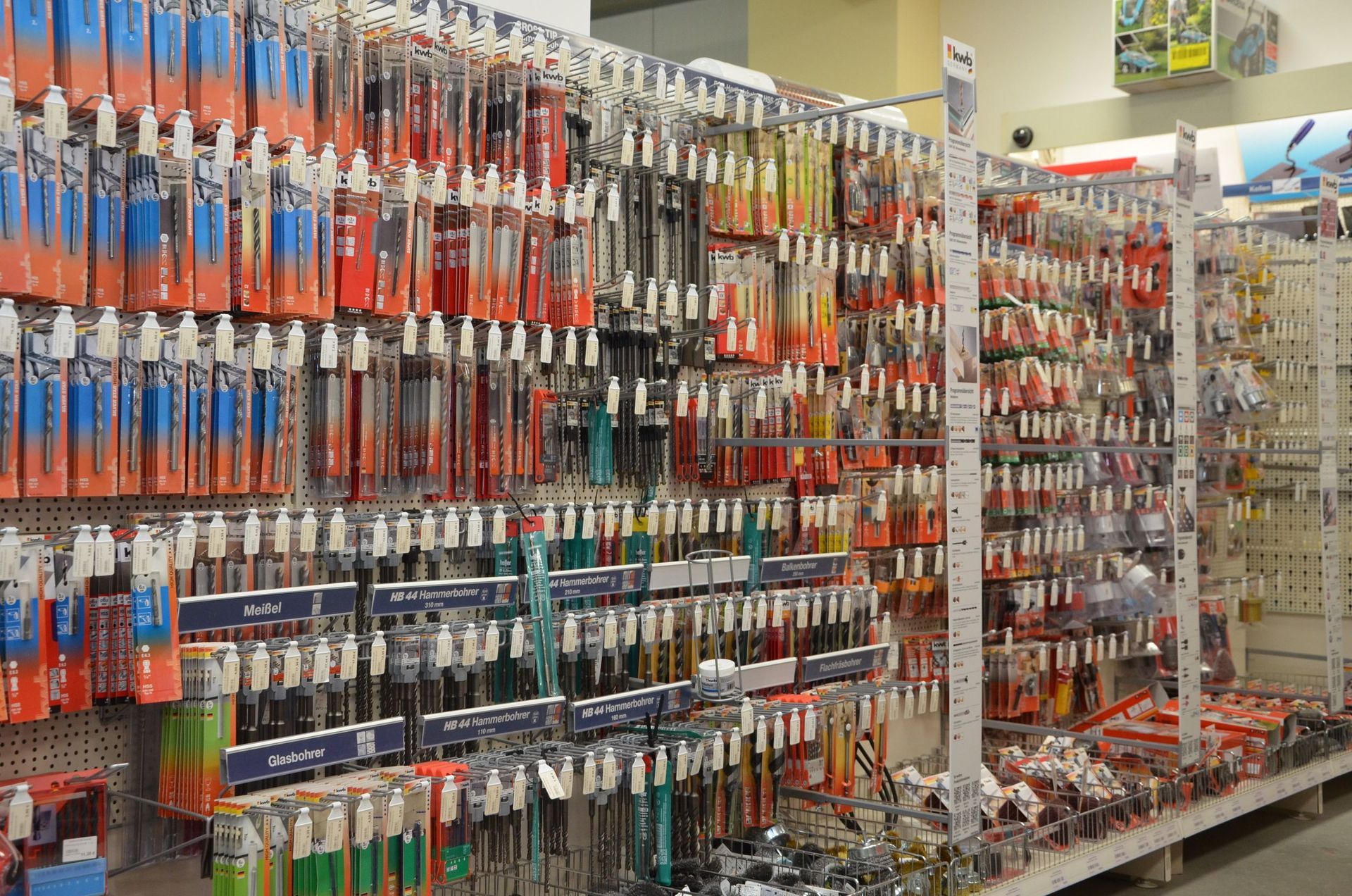 Ein Ladengang voller Werkzeuge aller Art.