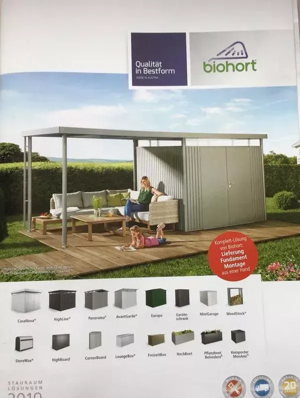 Eine Broschüre für Biohort zeigt ein Paar, das auf einer Couch sitzt