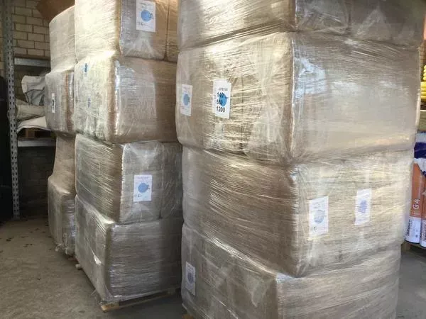 In einem Lagerhaus sind mehrere Säcke übereinander gestapelt.