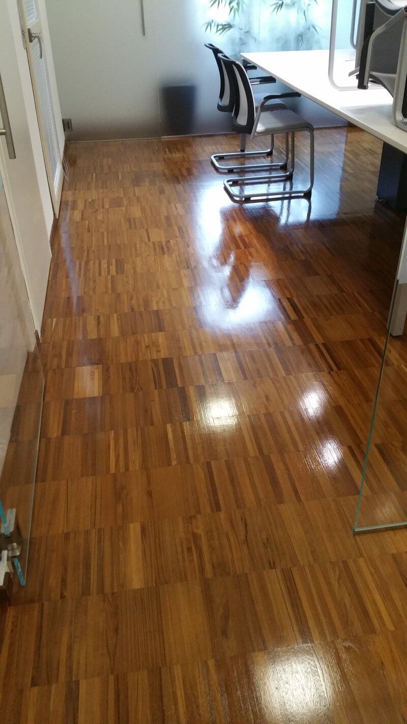 parquet di una sala riunioni lucidato