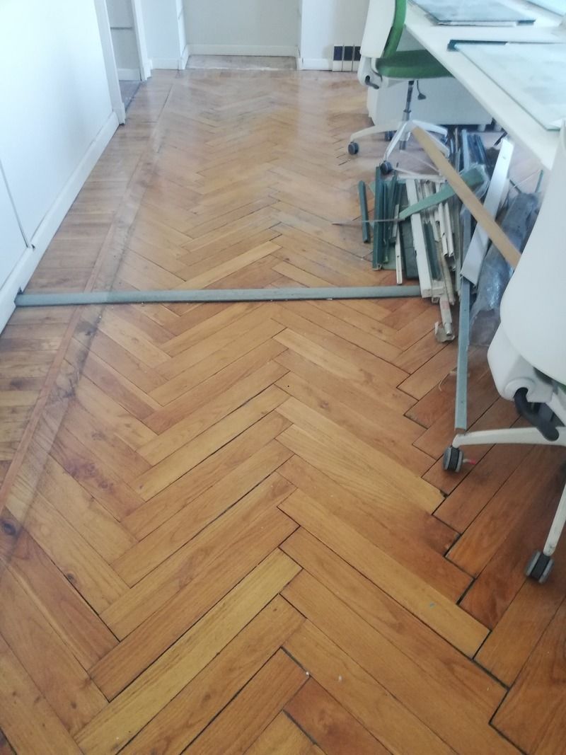 parquet a spina di pesce pulito in una sala riunioni