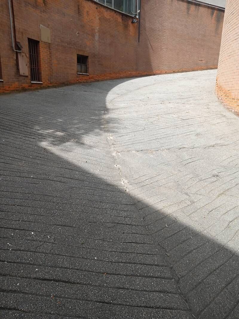 pulizia pavimento esterno di locale pubblico