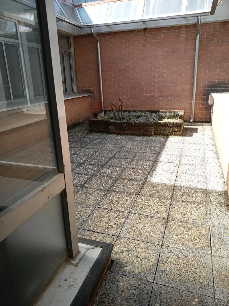 pulizia area esterna di locale pubblico