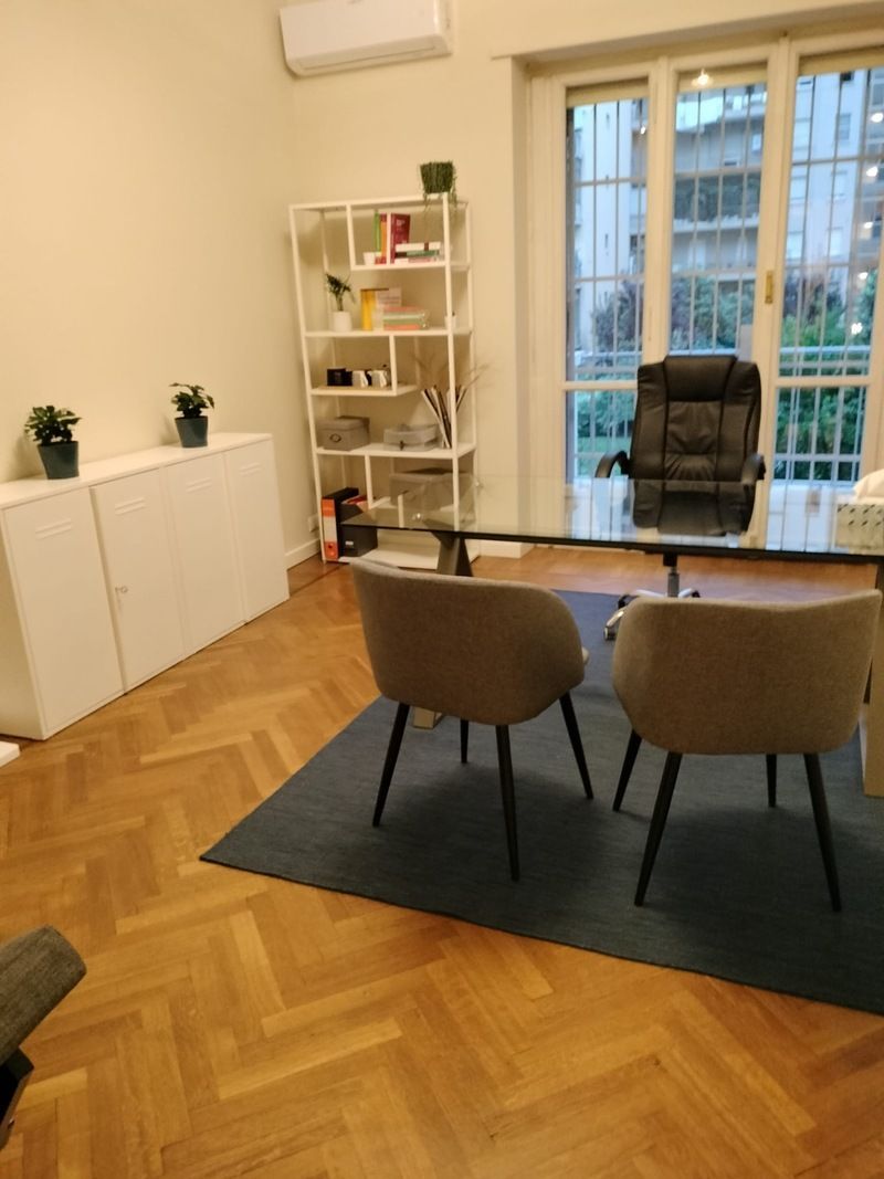 studio professionale con parquet lucido e pulito