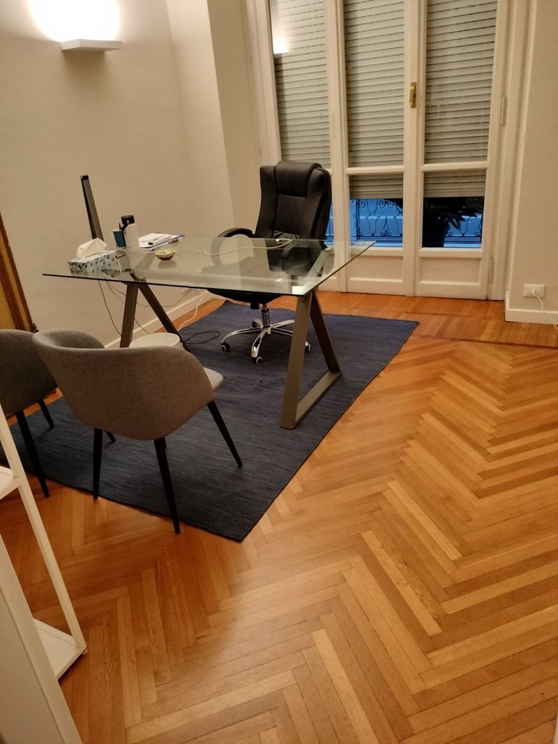studio con parquet pulito e lucido