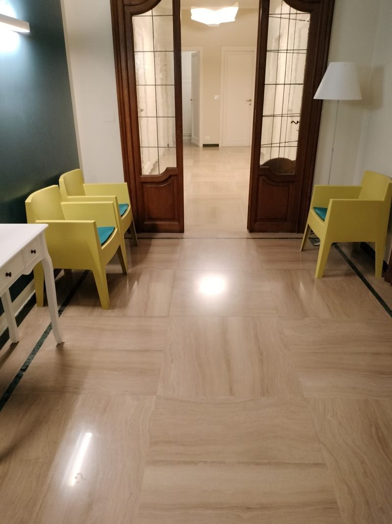 stanza con pavimento pulito