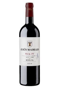 Una botella de vino tinto con una etiqueta blanca sobre un fondo blanco.
