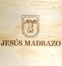El logo de Jesús Madrazo está en una caja de madera.